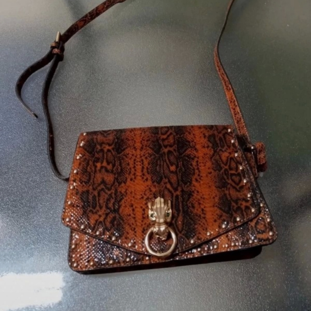 ⭐️SOLD🌟Beautiful animal print Dragon shoulder purse